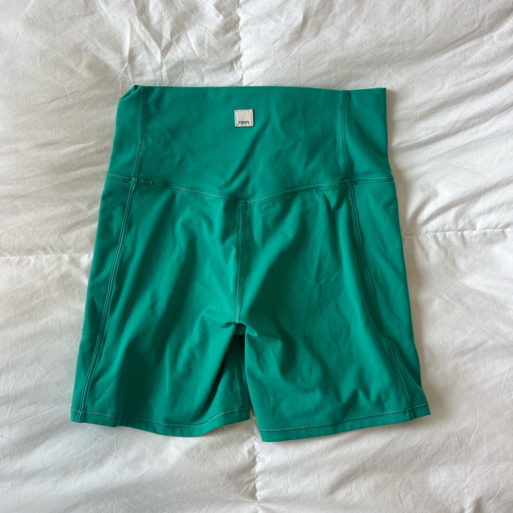 VUORI HIGH RISE BIKER SHORTS - Picture 2 of 3